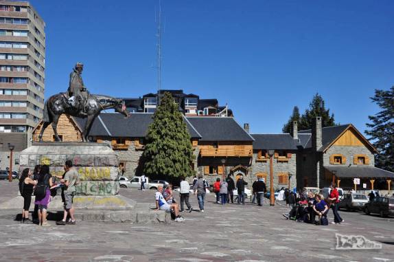 Dia ensolarado na praça central de Bariloche, na Argentina